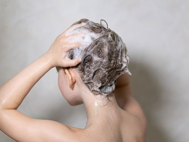 روش صحیح استفاده از شامپو برای شستن مو ها