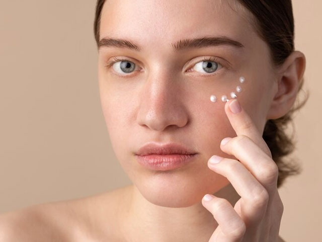 خشکی پوست دور چشم، راهکار هایی برای درمان آن