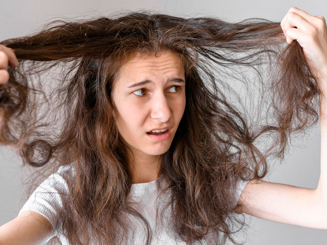 روغن ماکادمیا حاوی اسید های چرب است که مو ها را مرطوب می کند.