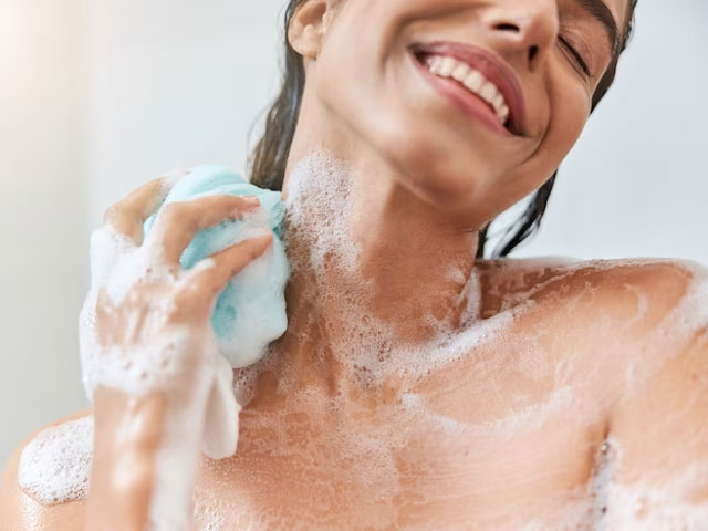 صابون ها و مواد شوینده می توانند پوست بدن و سر شما را خشک کنند